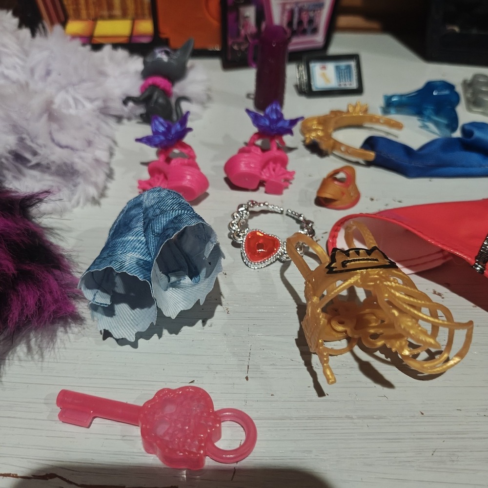 2 Monster High Doll Coffin Locker Secrets Neon Frights Plus Accessories B3 - Picture 4 of 5
